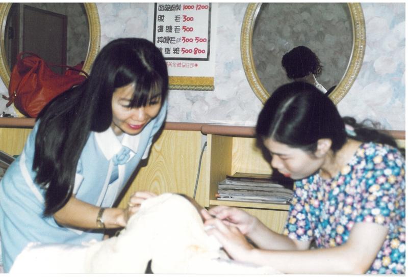 林瓊婉（左）親自指導美容師如何挑選產品，搭配經絡五行按摩法，達事半功倍效果。